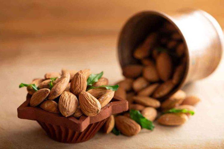 Badem kalorije i nutritivna vrijednost — svježi bademi u zdjelici