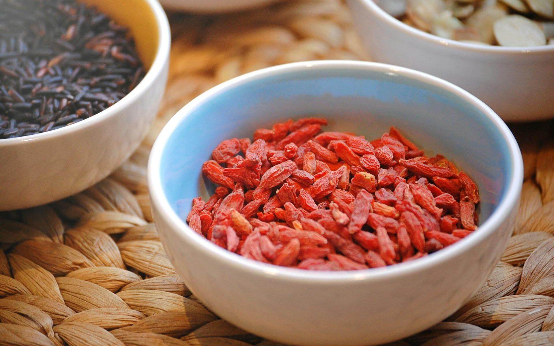 Goji bobice zdravlje – sušene narančastocrvene goji bobice u zdjelici